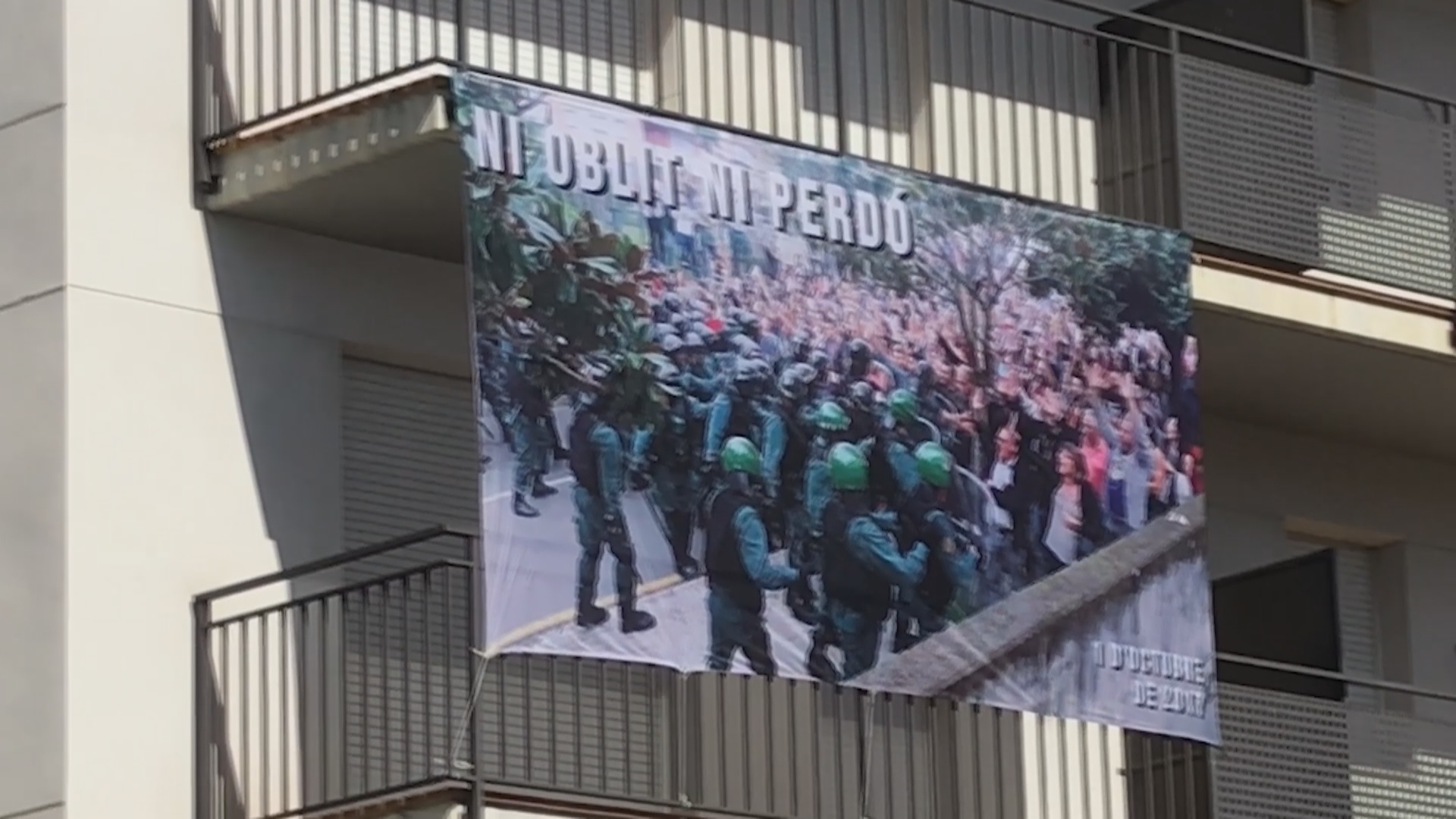 A banner reading 'No forgetting and no forgiving' in the town of Sant Cebrià with a photo of the police action on October 1 (October 1 2018, ACN)